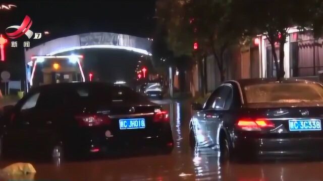 暴雨突袭:奉新多地出现内涝 水深超过1米