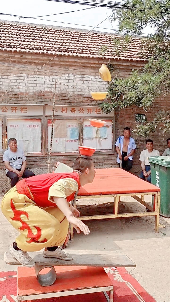 传统民间绝活儿滑板顶碗杂技表演