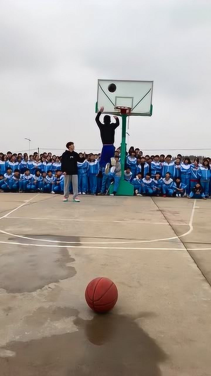 回母校的赵若霖,怎么会不秀一下学长的扣篮呢?又收获一堆小迷妹