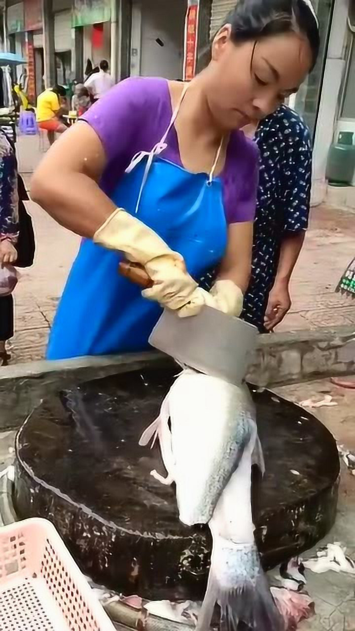 俗话说高手在民间美女这杀鱼的手法太漂亮了堪比大厨的手法啊