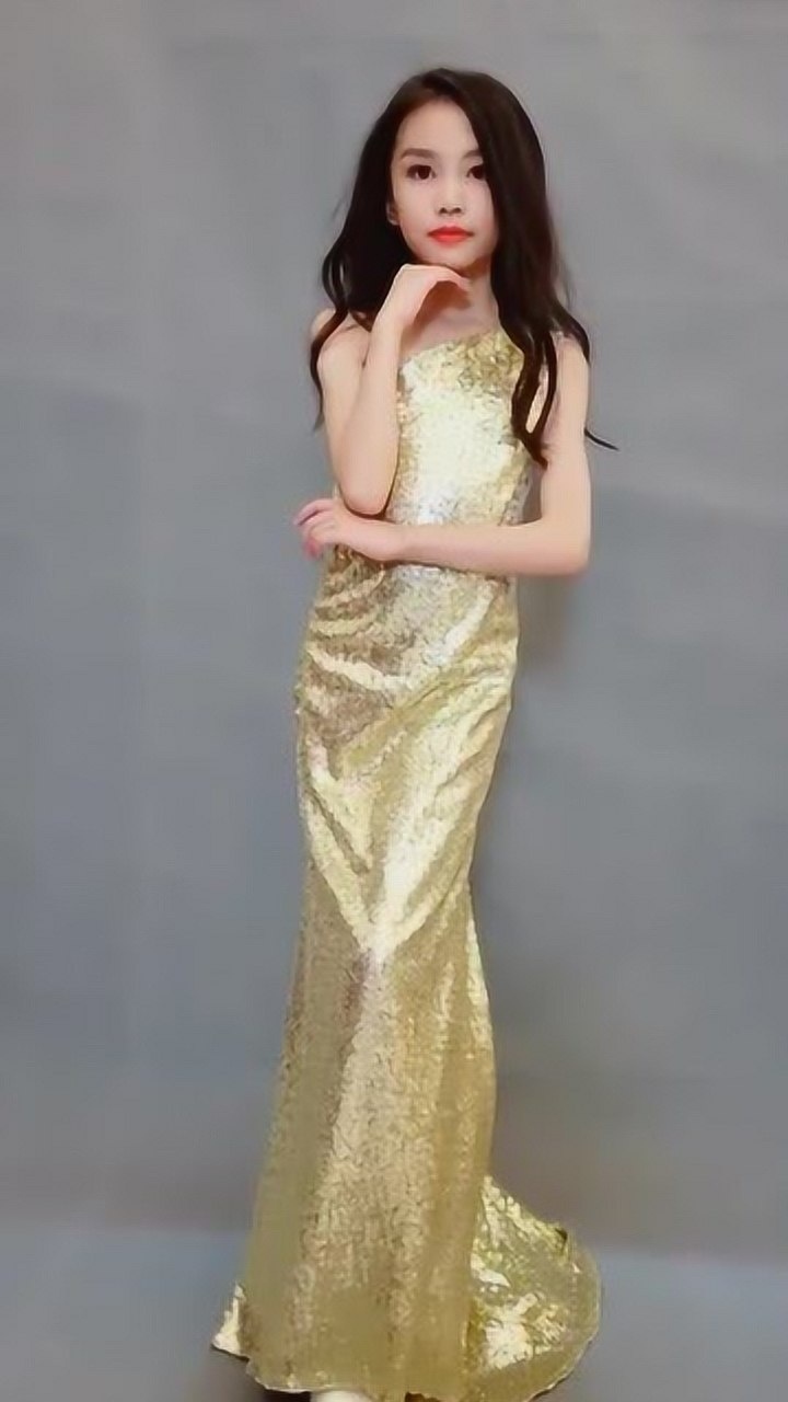 宋小睿穿金色礼服在拍摄现场,眼前这一幕,肚子怎么这么大?_腾讯视频