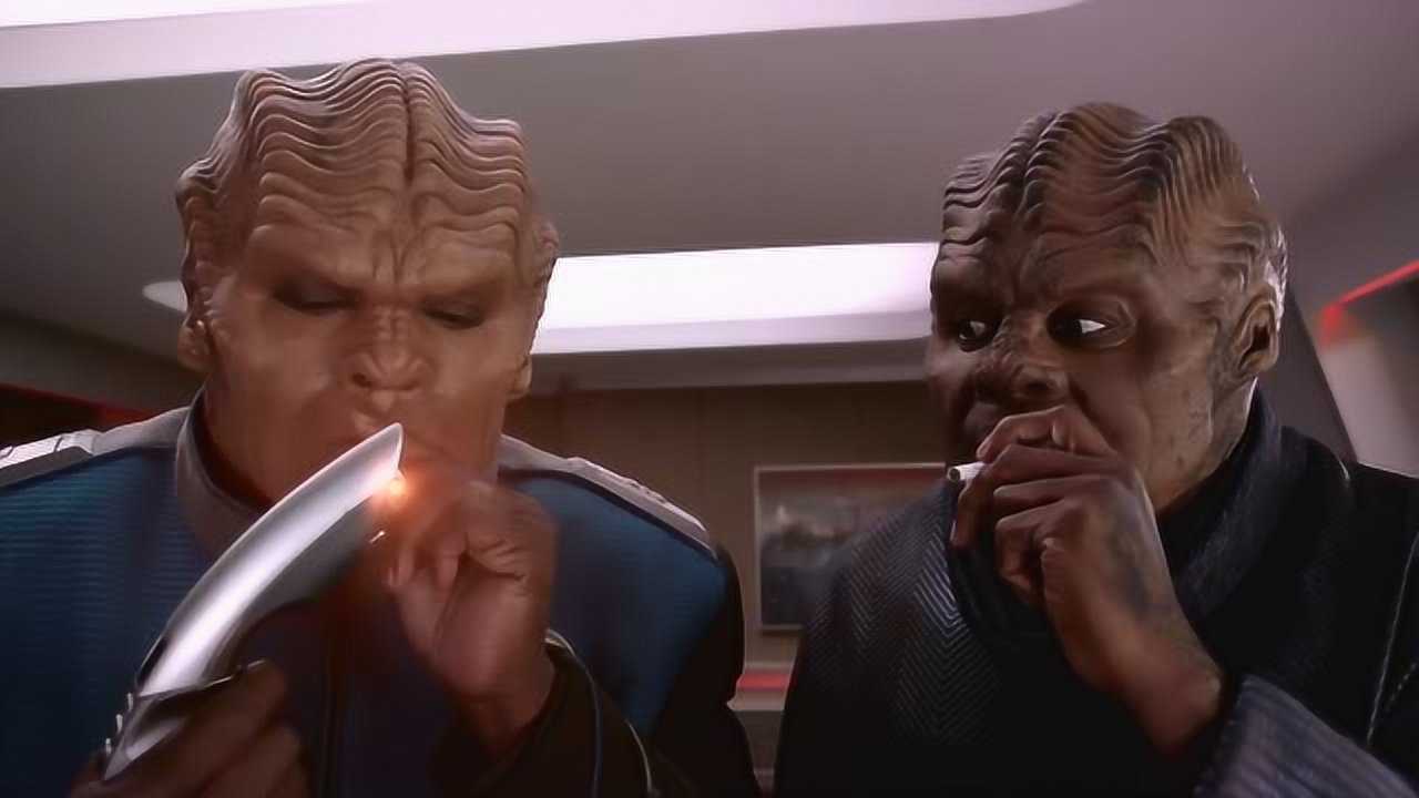 美剧逗逼外星人第一次吸烟就上瘾狂吸五百根被强制戒烟笑死