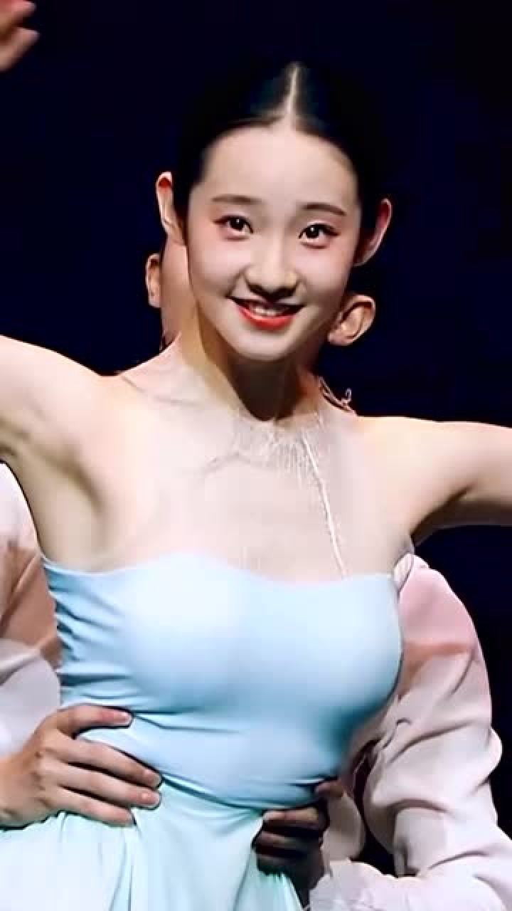 张艺凡跳舞舞姿优雅飘逸世间竟有如此美妙女子