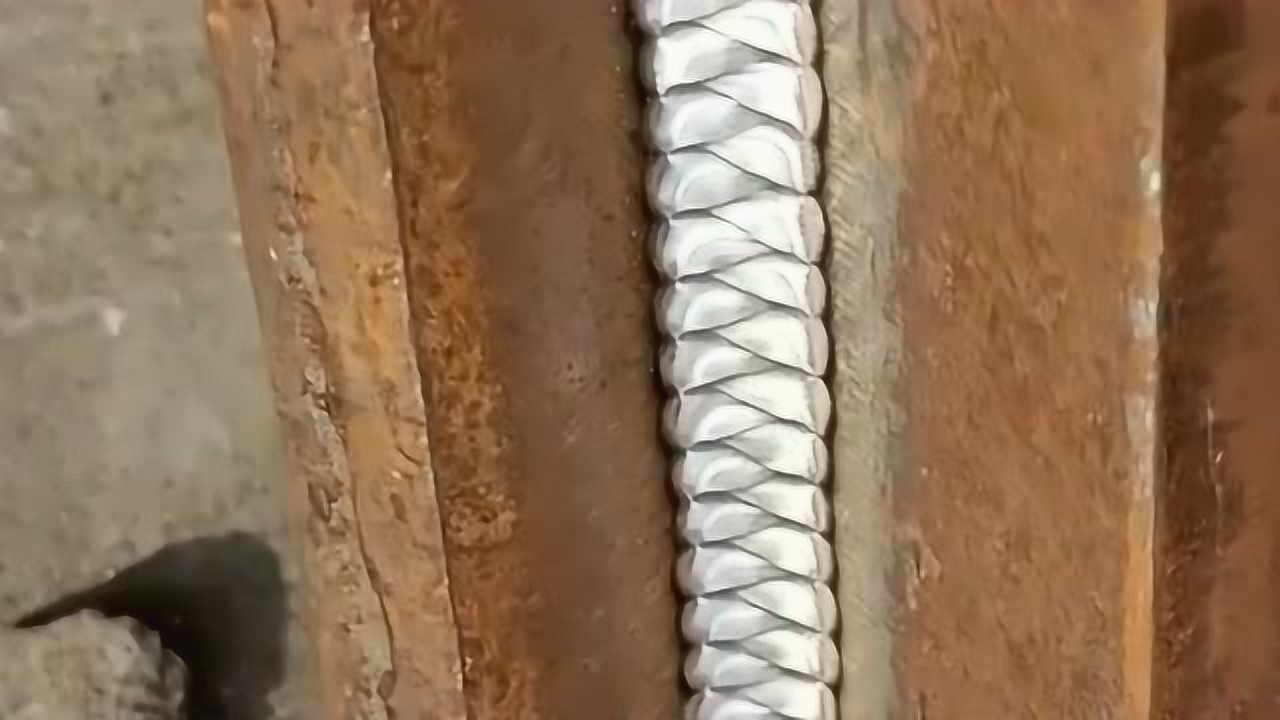 干电焊3年了头一次看到这么漂亮的焊缝真想拜他为师好好学一下