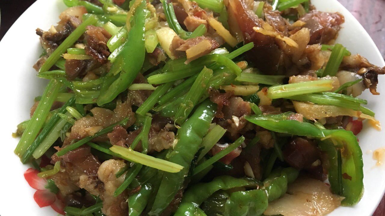 家常菜做法:10块钱买的猪头肉炒芹菜,简单烹饪好吃又下饭