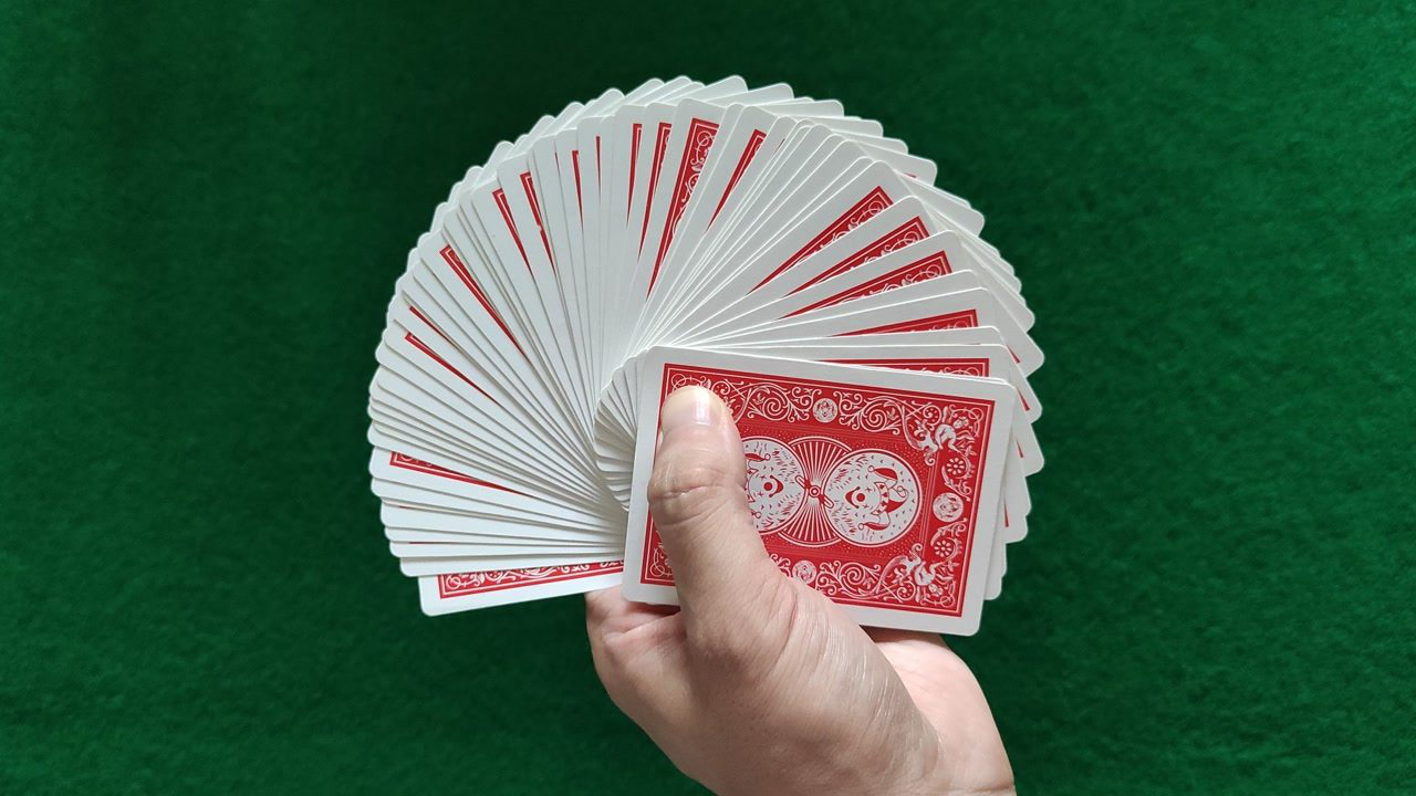 为什么扑克牌在手中一摸,全变成一样?魔术机关在这个地方