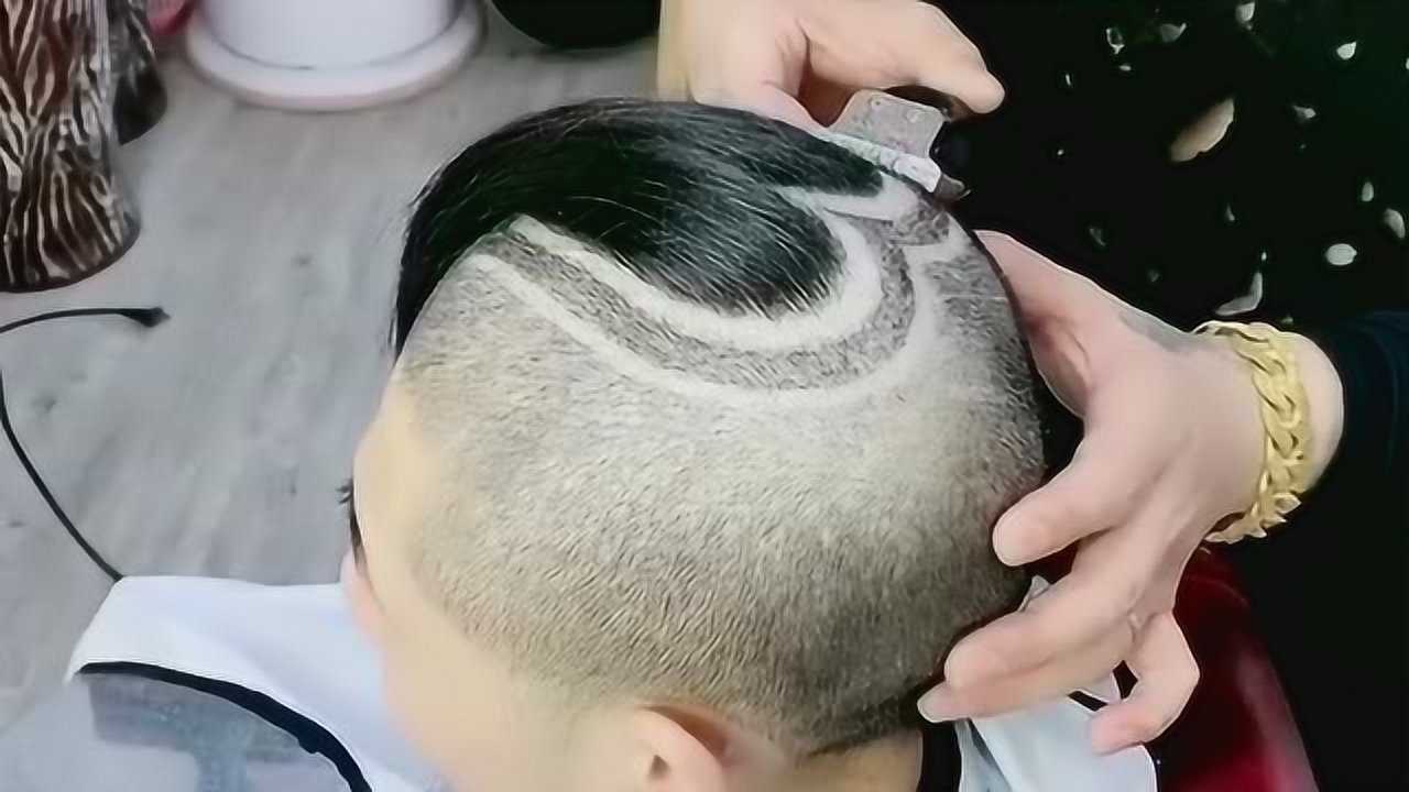 为了表达对女友的爱意,让理发师修剪成爱心发型,希望女友看到不会辜负