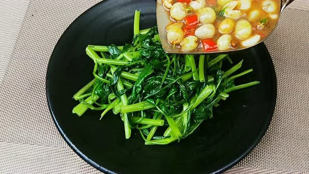 广西特有的鸡皮果成熟了,姑娘用它来炒了碟空心菜,非常的开胃