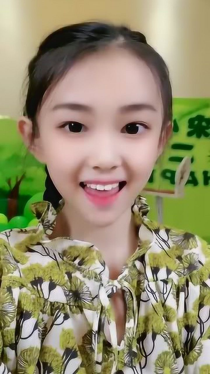 童模宋小睿暑假期间竟然没参加活动却在家和妹妹玩橡皮泥