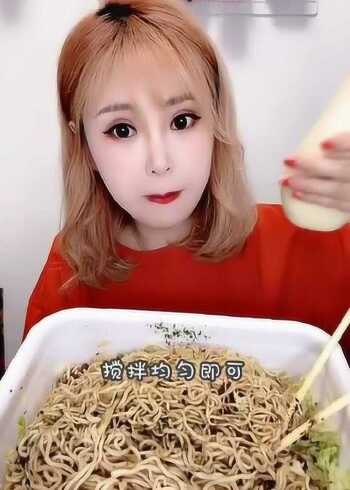 便利店女孩茜茜终于洗头了