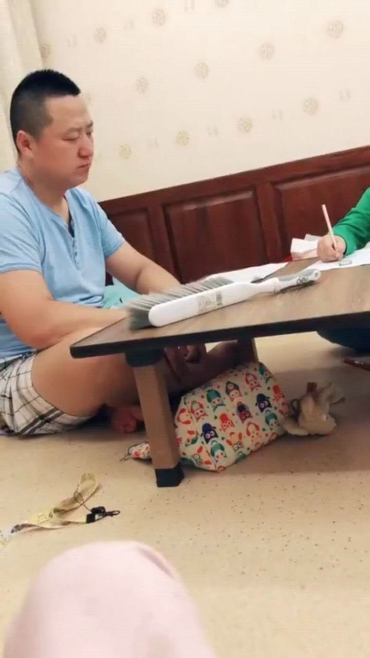 爸爸亲自上阵辅导儿子写作业打开门一看震惊了桌子上是什么情况