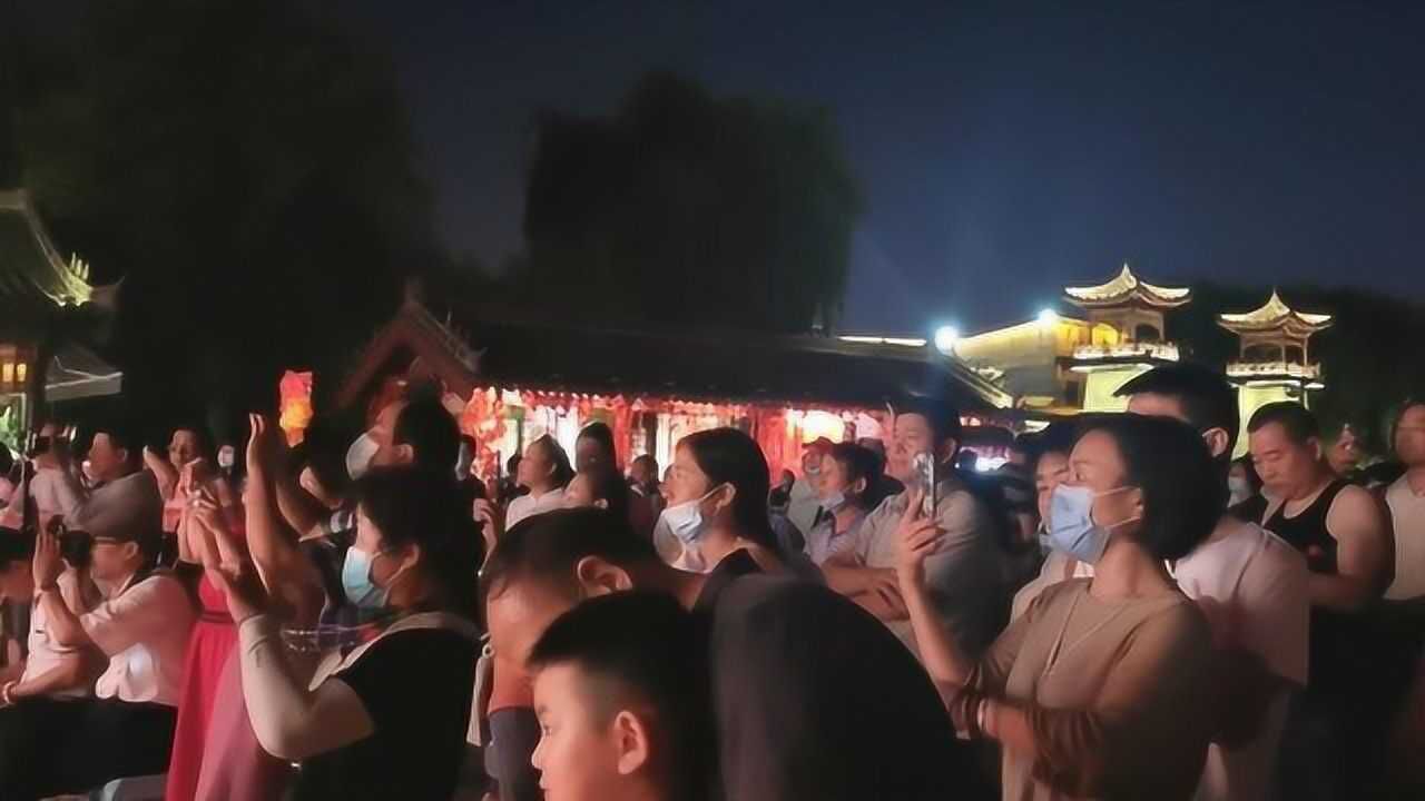 实拍洛阳洛邑古城的文艺表演太精彩了现场挤满了人