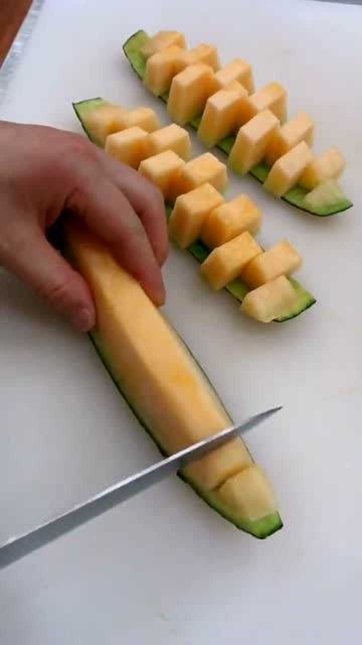 小伙切哈密瓜,手法过于独特,网友直呼看不懂!