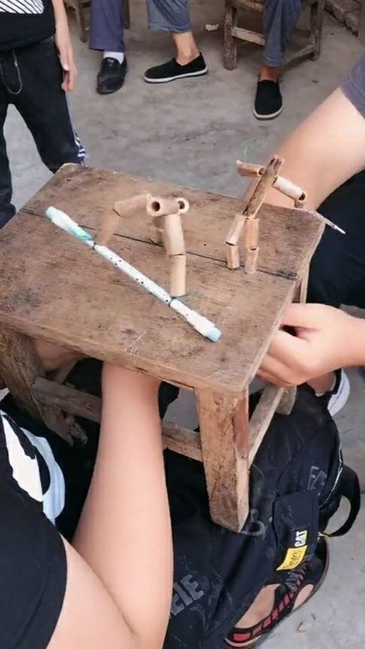竹节人比赛,发明这种小游戏的人都是80年左右的吧!