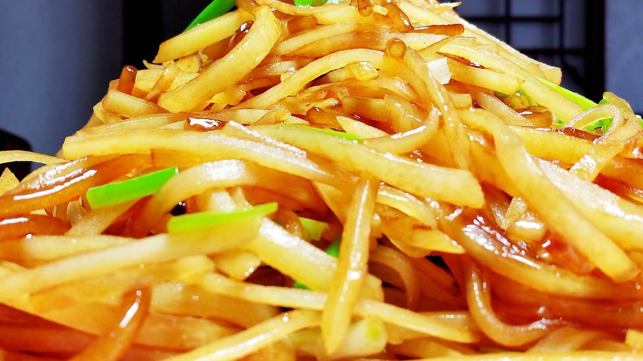 土豆不要总炒酸辣土豆丝啦,加入粉条提前这样一处理,太好吃了