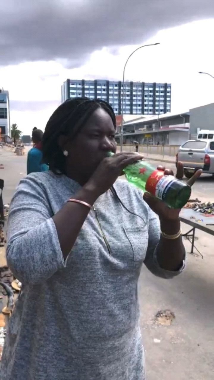 当非洲人民第一次喝白酒,这表情是认真的吗,不至于这么难喝吧!