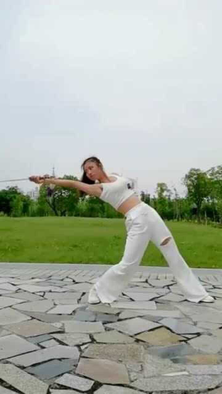 美女会武术啥都挡不住美女舞剑的姿势真美啊