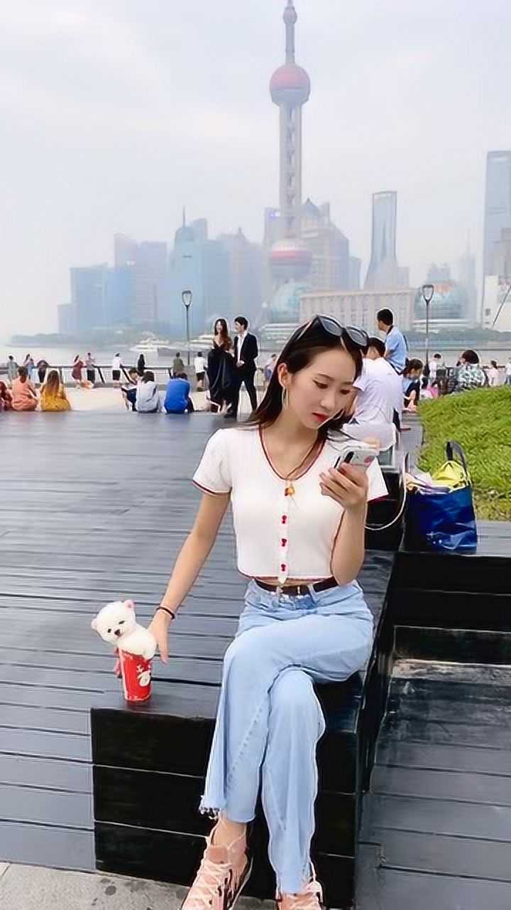 喝奶茶喝出了一只狗狗,是哪位小姐姐的,麻烦过来认领哦