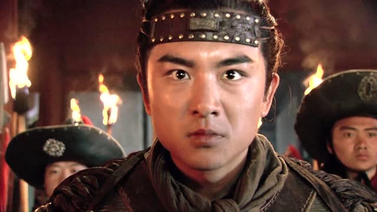 宋江被刘高抓了起来,花荣知道后点兵救人,刘知寨吓得钻起来