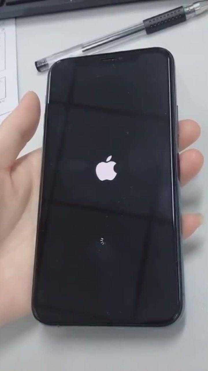 新买的苹果手机开机时出现了这样一幕太无语了