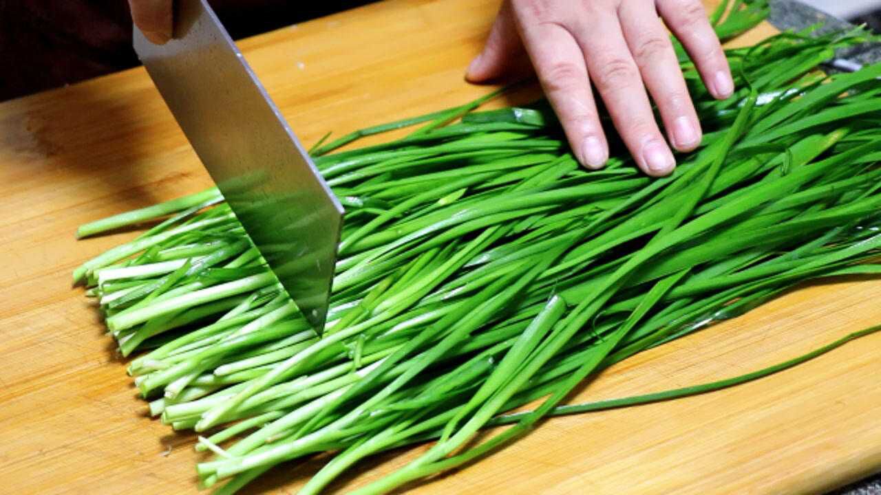 吃了30年韭菜头一次见这种做法一大盘上桌家人5分钟就吃光