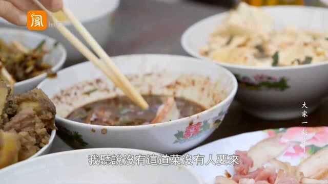 实拍真实的傈僳族杀猪饭,满满一桌子,堪比年夜饭