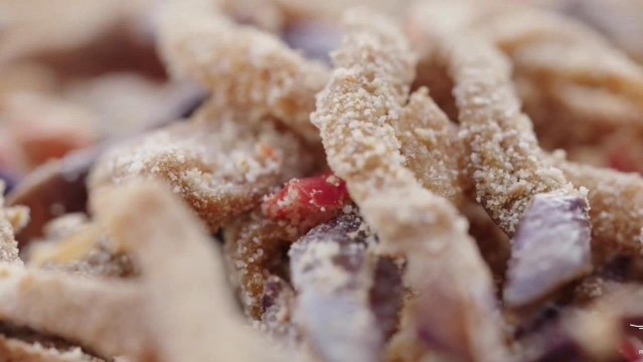 云南纯手工制作的茄子鲊被这位大姐用大米粉发挥的淋漓尽致