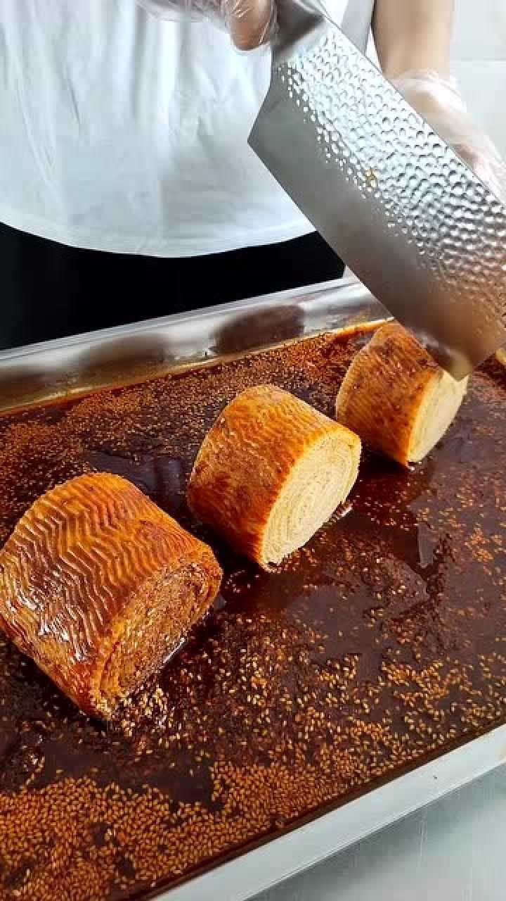 5角钱一包的卫龙大辣条制作过程这么干净卫生怎么就成垃圾食品了呢