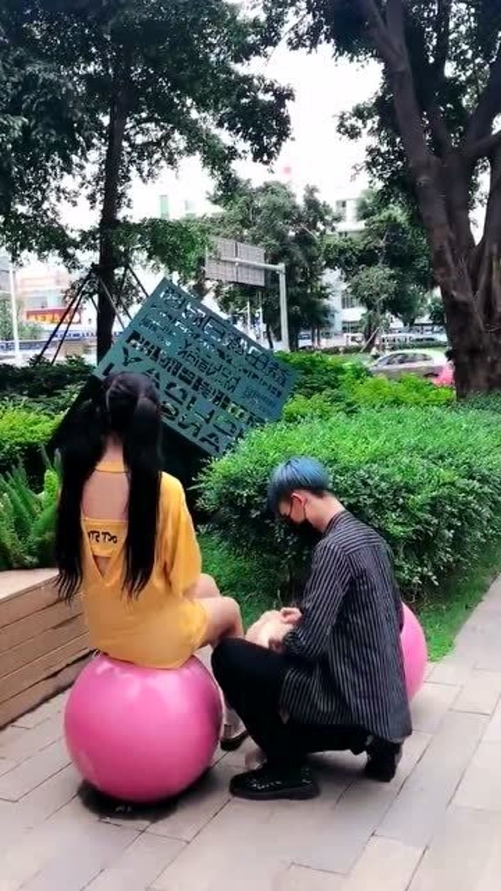 精神小伙这样追求精神小妹现在的女孩子都吃这套啊