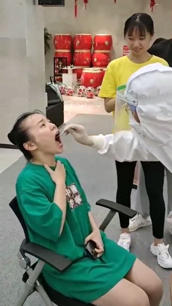 美女核酸检测表情感同深受很多人都经历过
