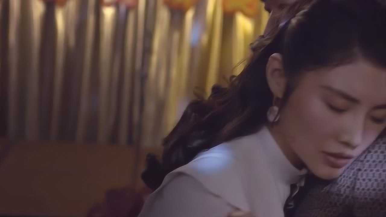 酒会上男子为了带走美女，直接把美女灌醉，美女只能乖乖的服从_高清