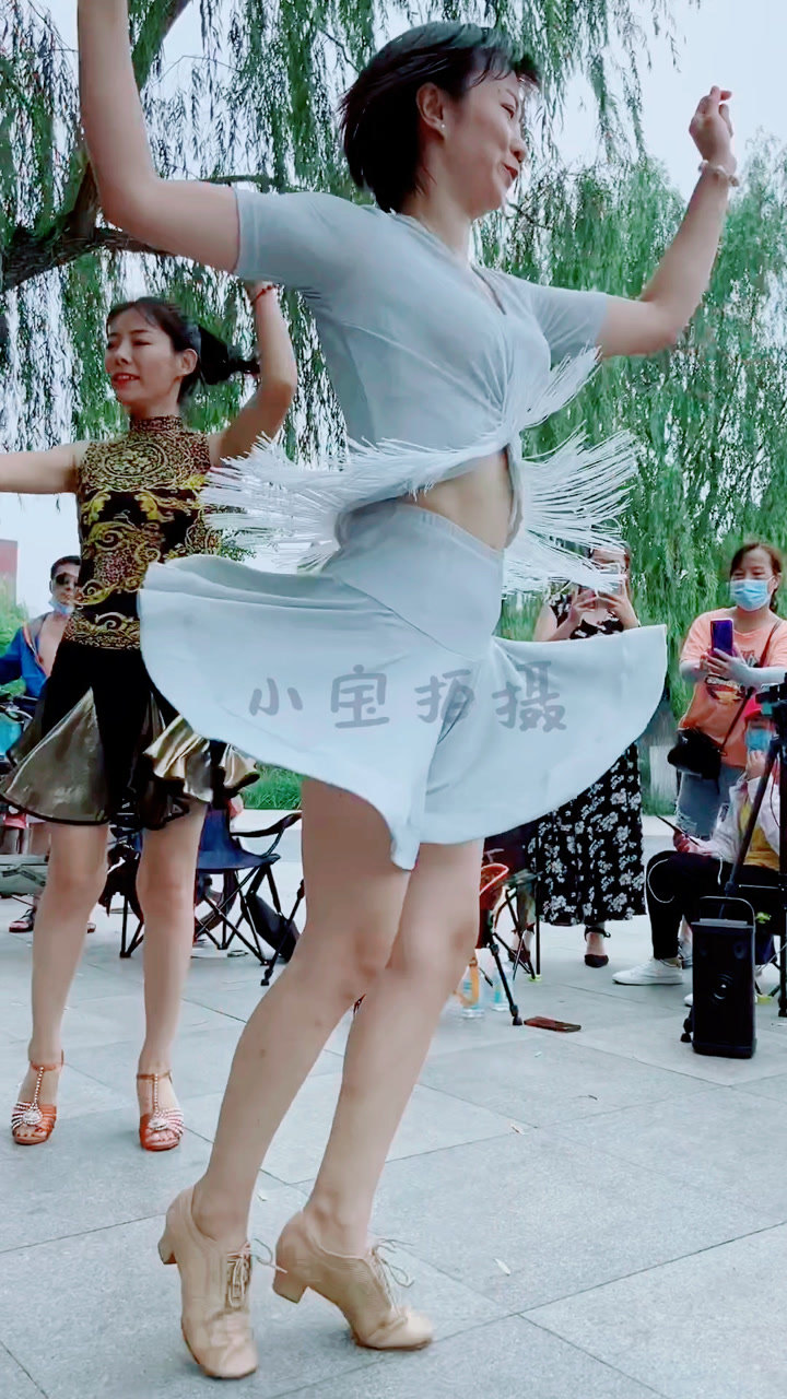 云天广场舞女神小芳芳领舞!