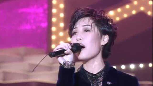 谭咏麟颁奖彭玲,彭玲首次获得1995年十大劲歌金曲最受欢迎女歌星奖