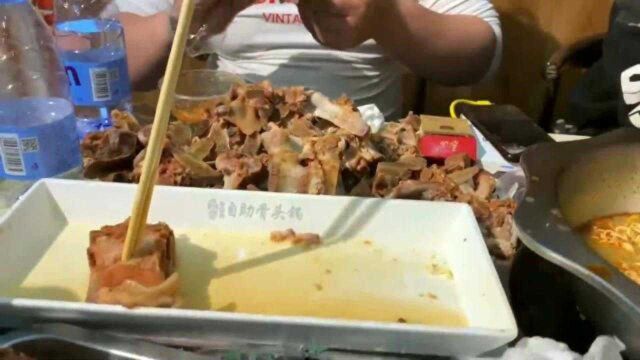 33元自助大骨头店开业第一天,带俩胖子给老板上一课,怒啃十几斤