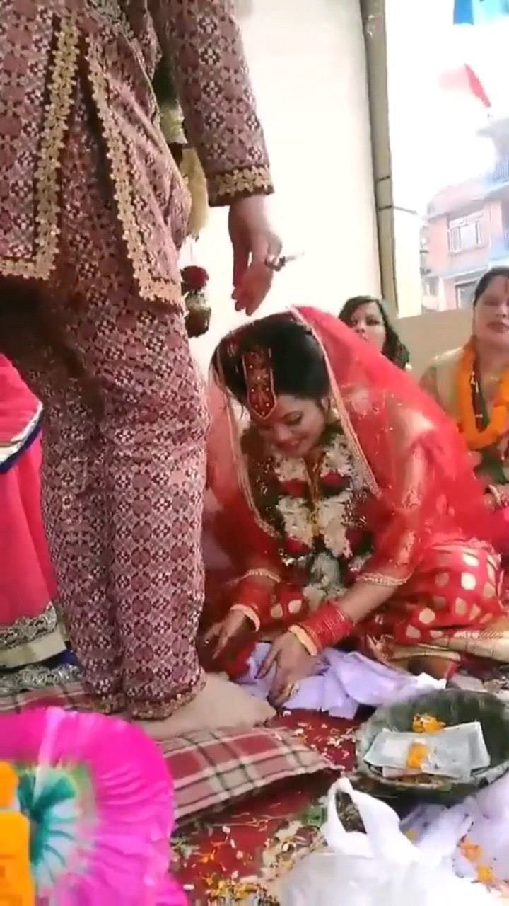 印度新娘给老公行吻脚礼动作必须要虔诚标准否则被认为不忠