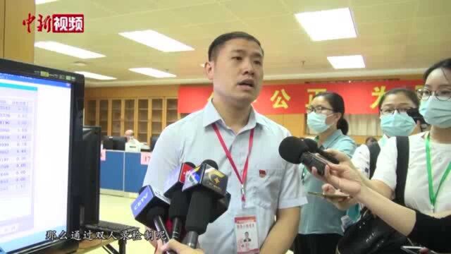 探访广西高校招生录取现场:双评录检制度保公平