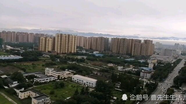 在持续强降雨后,成都温江傍晚的天边,云遮雾绕、山峦起伏