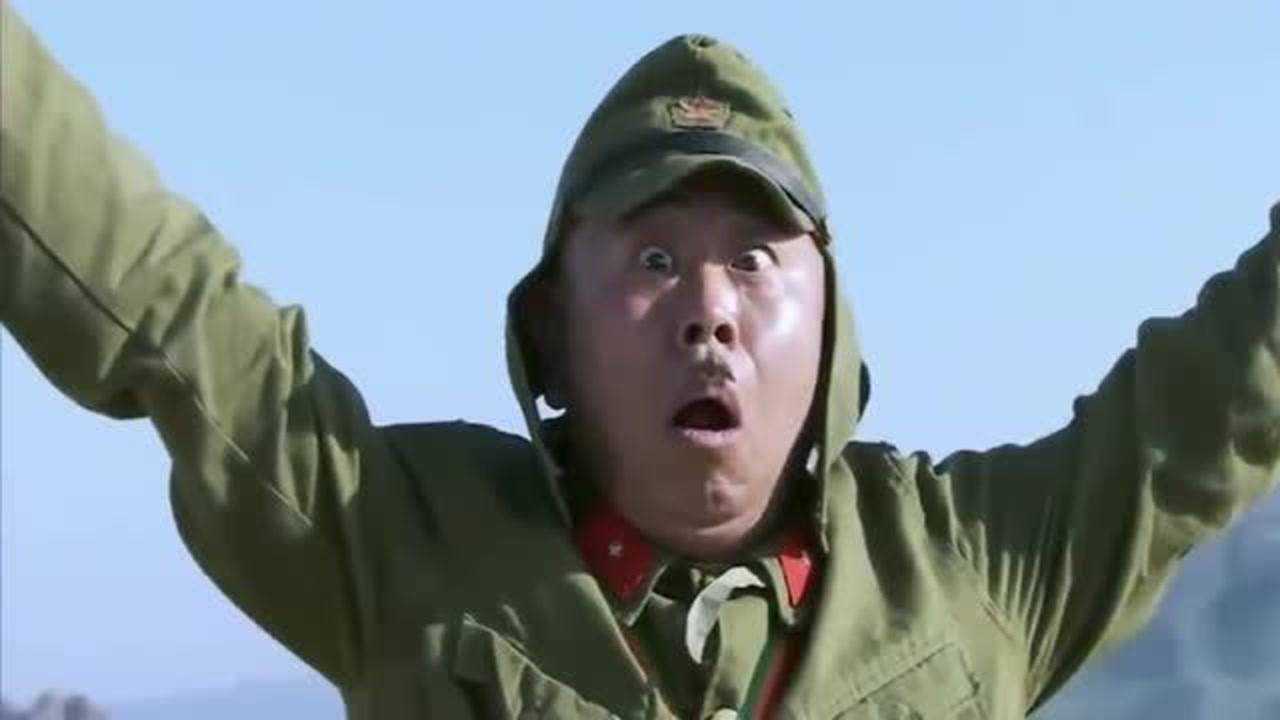 举起手来2鬼子用机枪,把自己的飞行员打死了