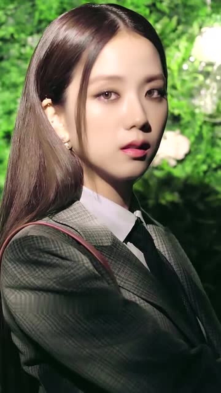 金智秀jisoo,心形唇是家族基因,连嘴唇都是爱你的形状!