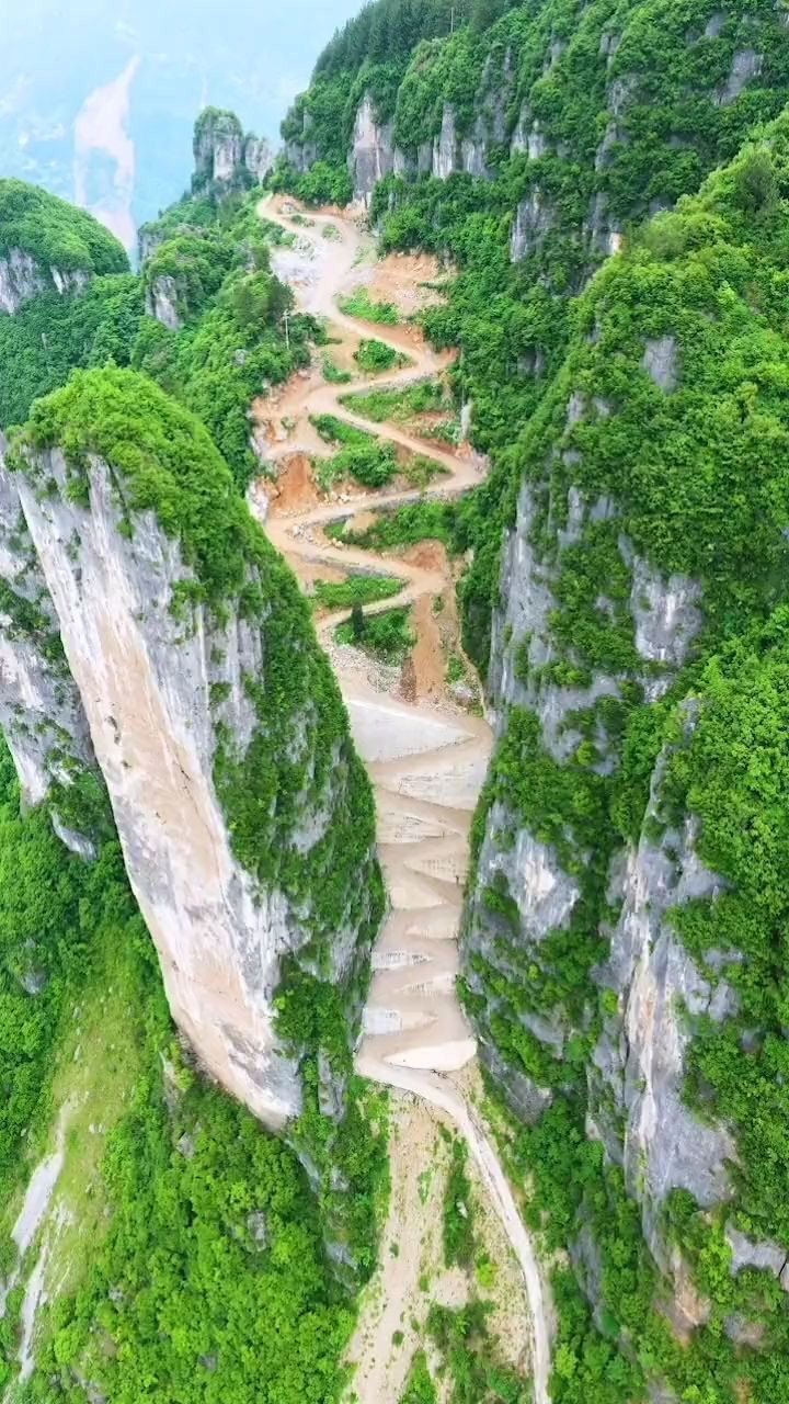 这是重庆巫溪县修的盘山路山路崎岖但阻挡不了人们前进的心