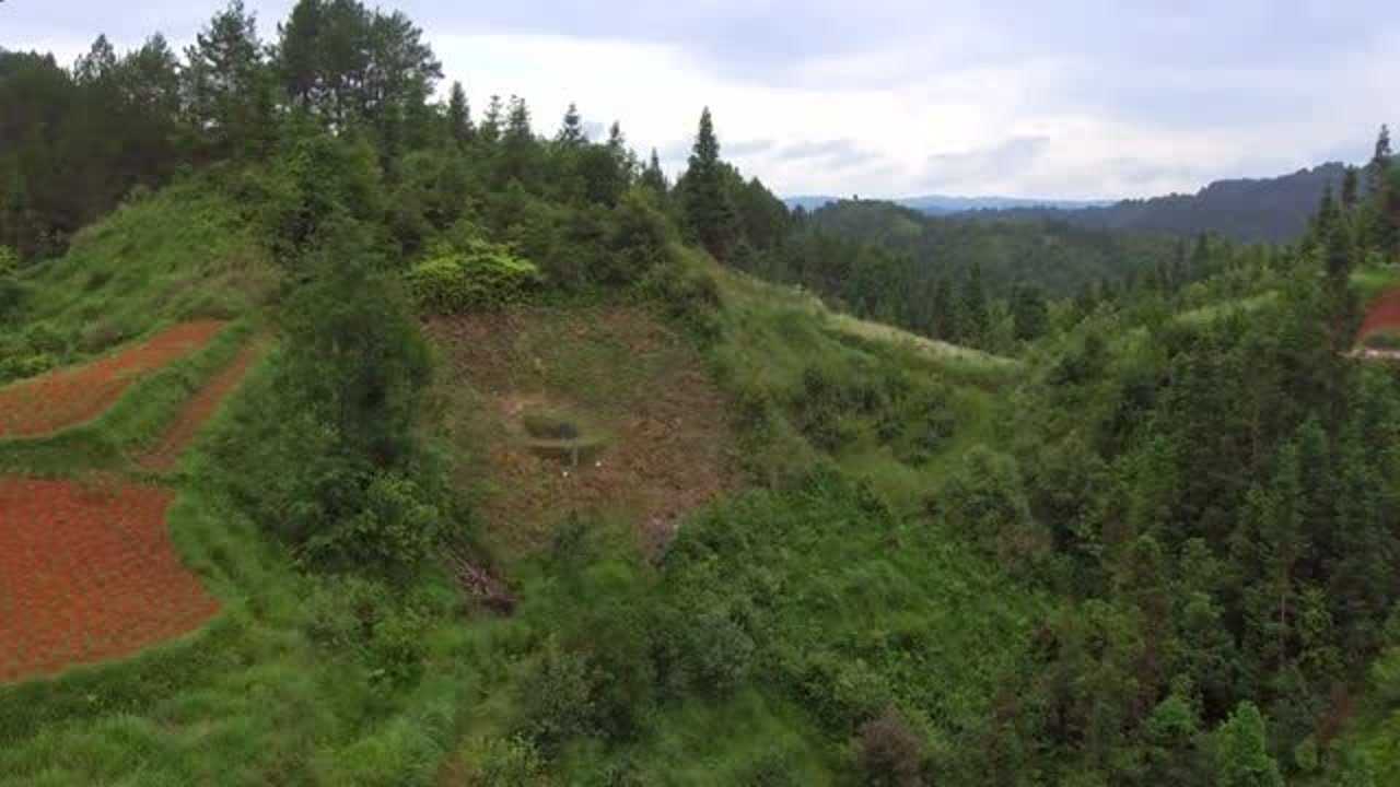 背靠大山山形風水堪稱寶地此墓地才是百裡挑一的風水寶地