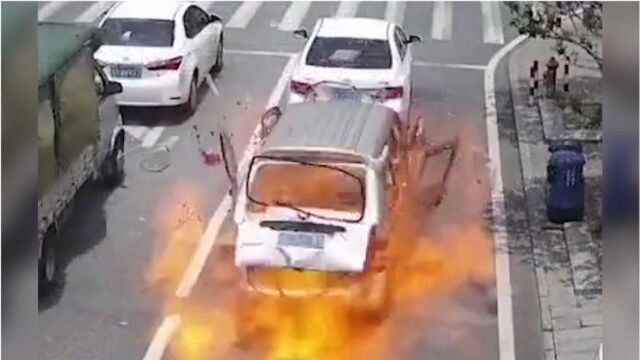 面包车突发爆炸后挡风玻璃被炸飞,民警查明原因让人哭笑不得