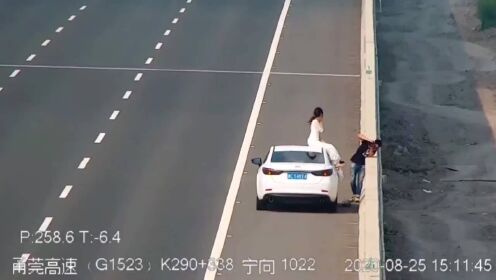 温州一对新人高速路上停车拍婚纱照，被交警处罚。