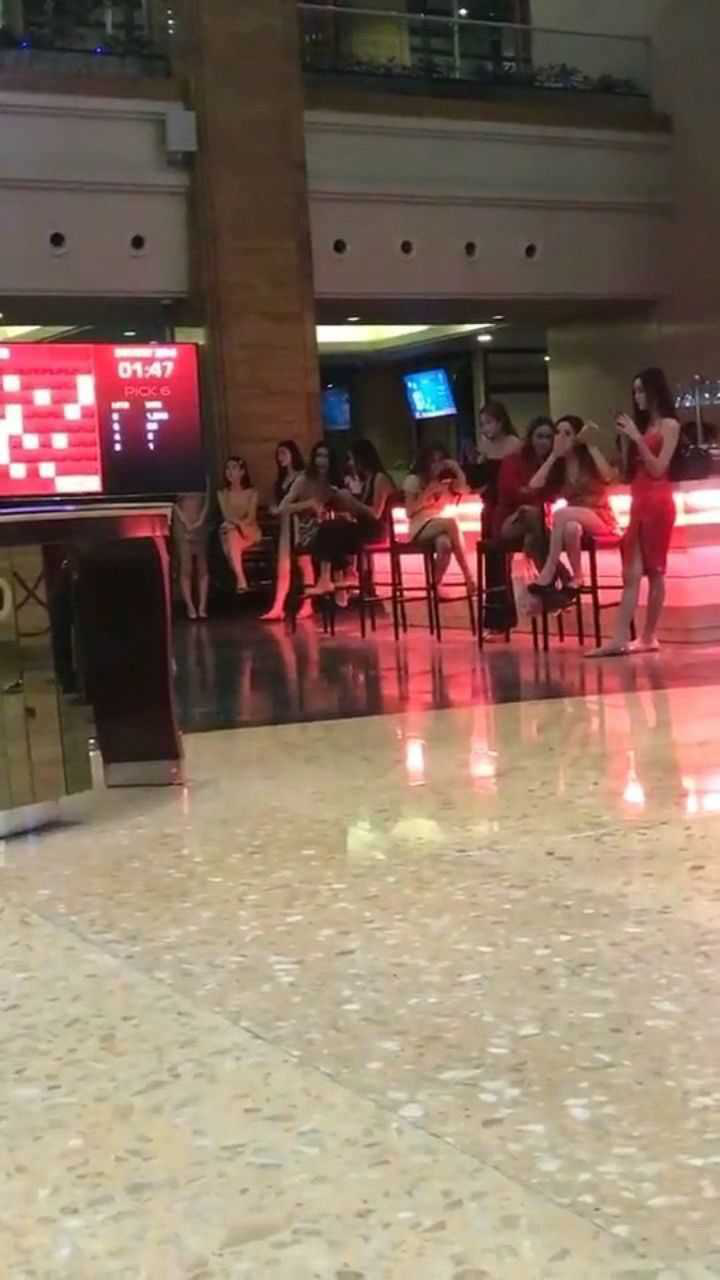 对面怎么那么多美女?