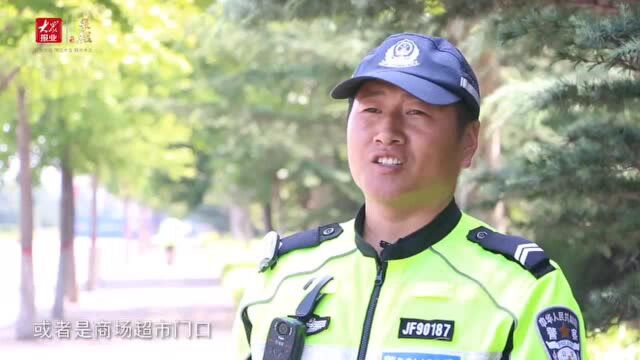 90后“网红交警”赵文彬:每天工作13小时,烈日下仍全副武装