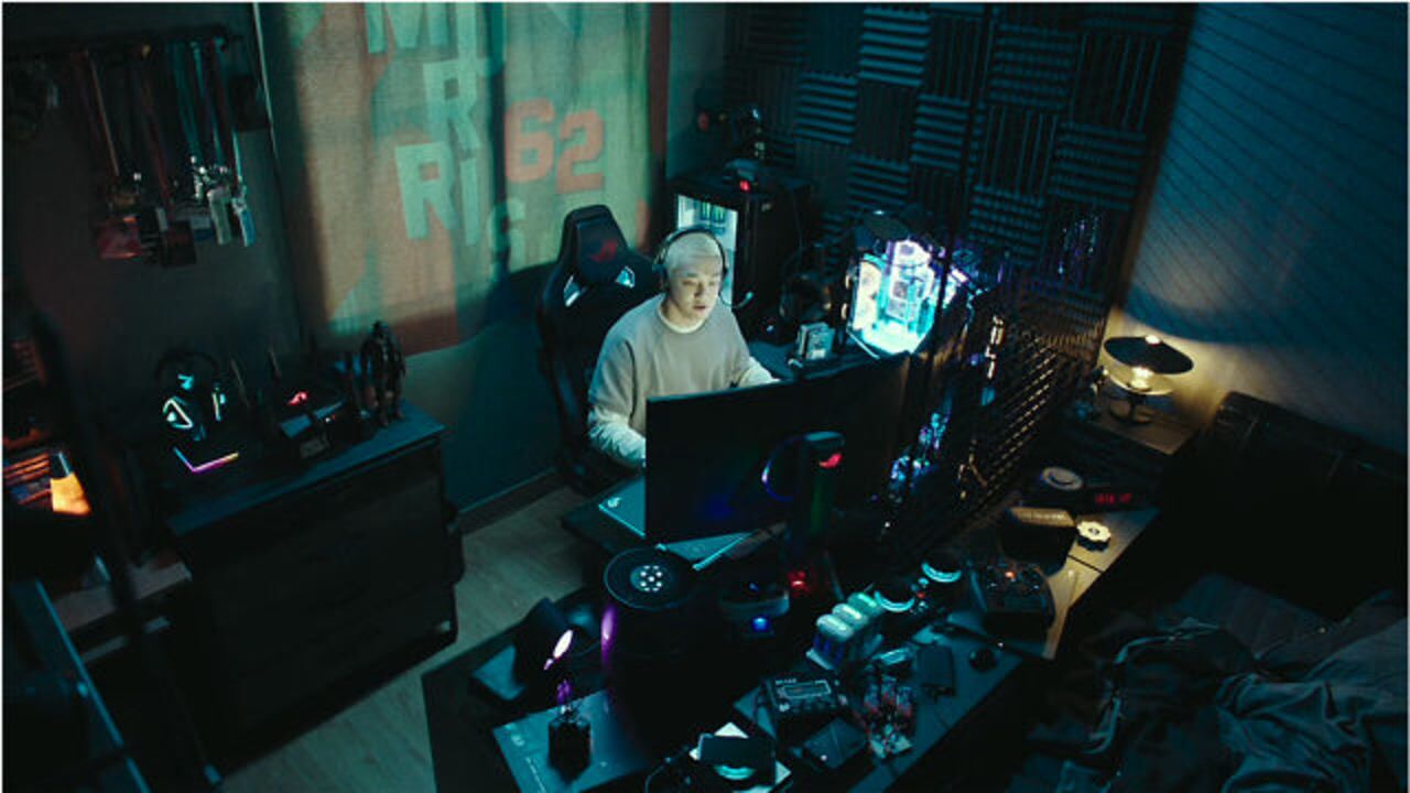 灾难片:宅男在家玩电脑,发现外面爆发丧尸病毒,惊讶过后继续打游戏