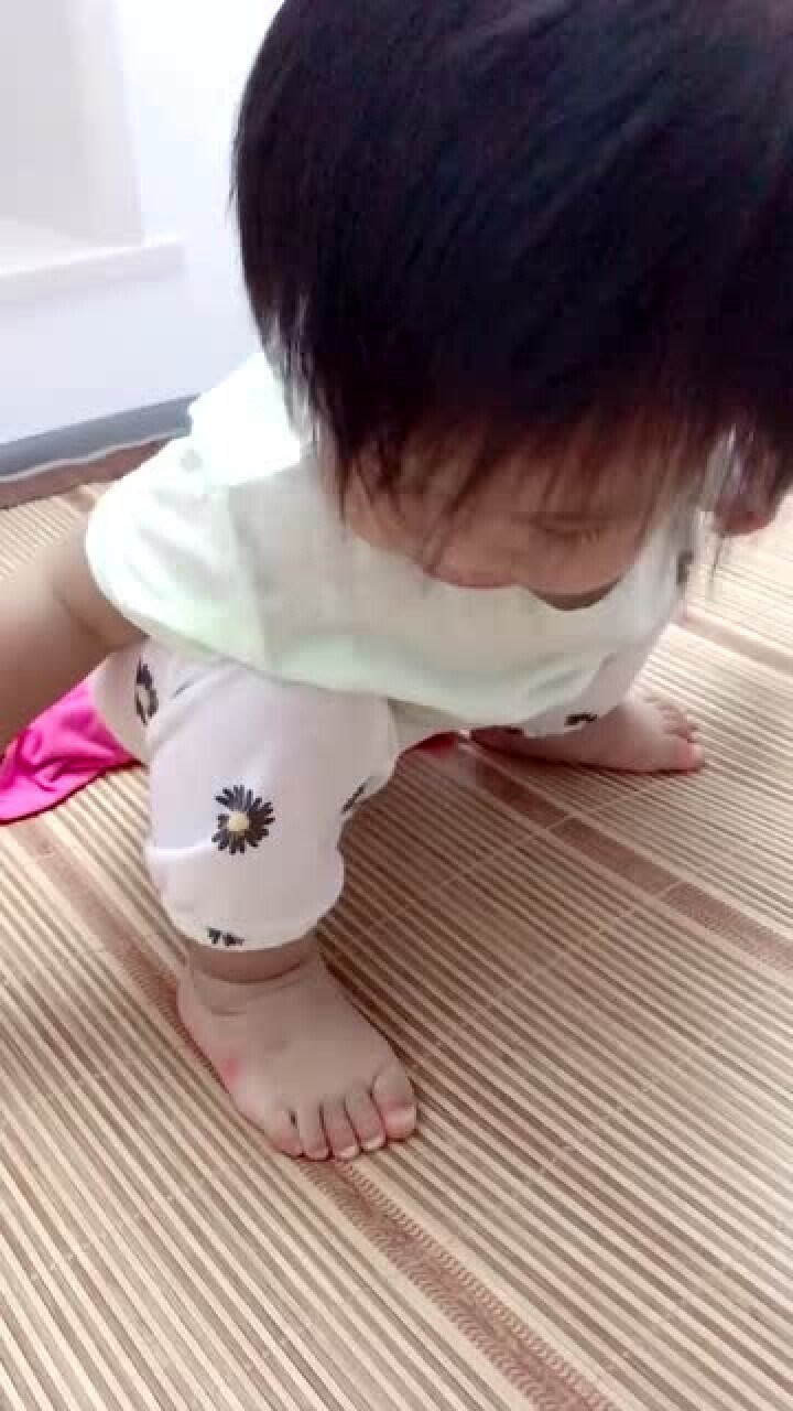 快17个月了在床上的时候连穿着纸尿裤也要蹲着嘘嘘了