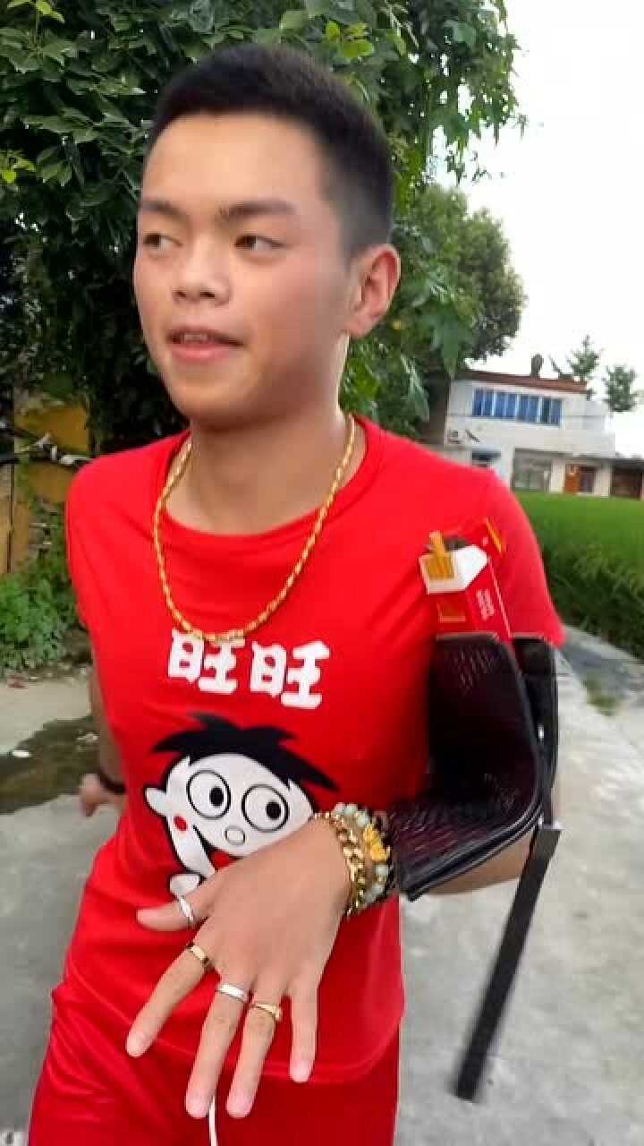 在老妈面前装精神小伙事实证明不作就不会死