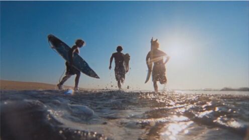 《冲浪少年》：阳光下的海滩，追逐冲浪梦想的少年会成功吗？