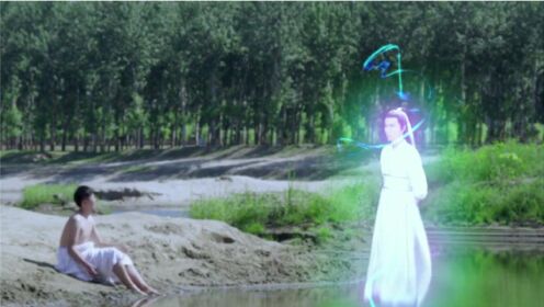 《神月大陆》：男孩在湖边游玩，湖上出现神仙，惊诧了!